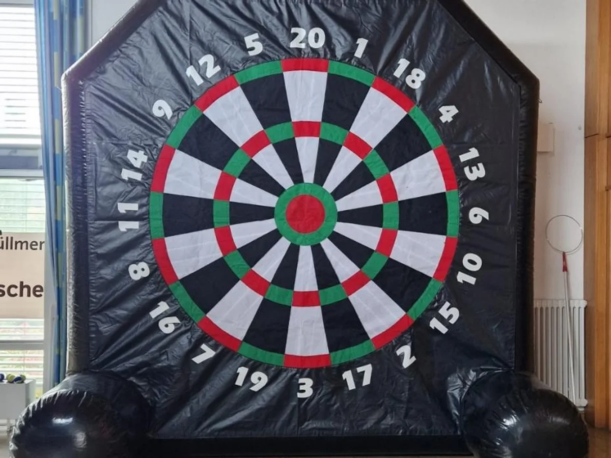 Aufblasbare Dartscheibe in Schwarz, Weiß, Rot und Grün