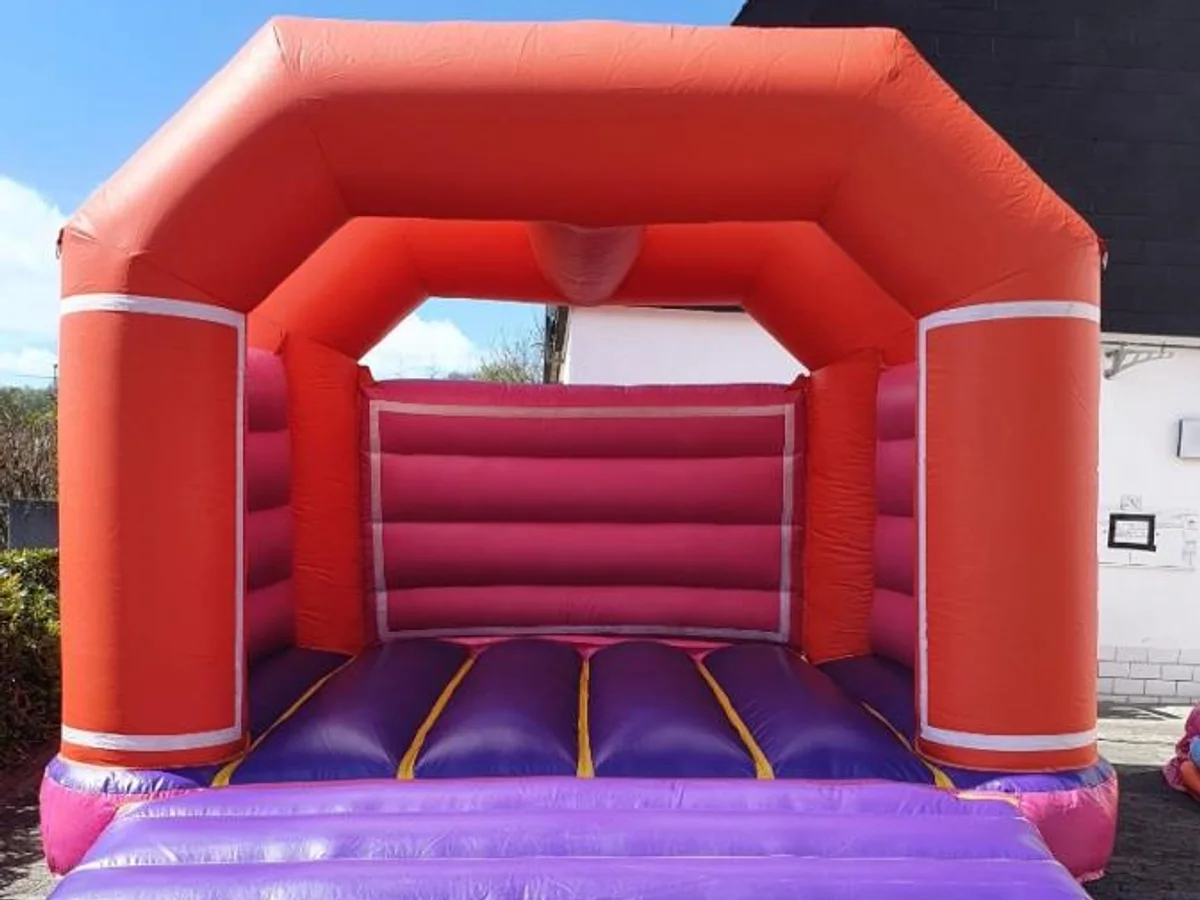 Große Hüpfburg in Orange, Pink und Violett